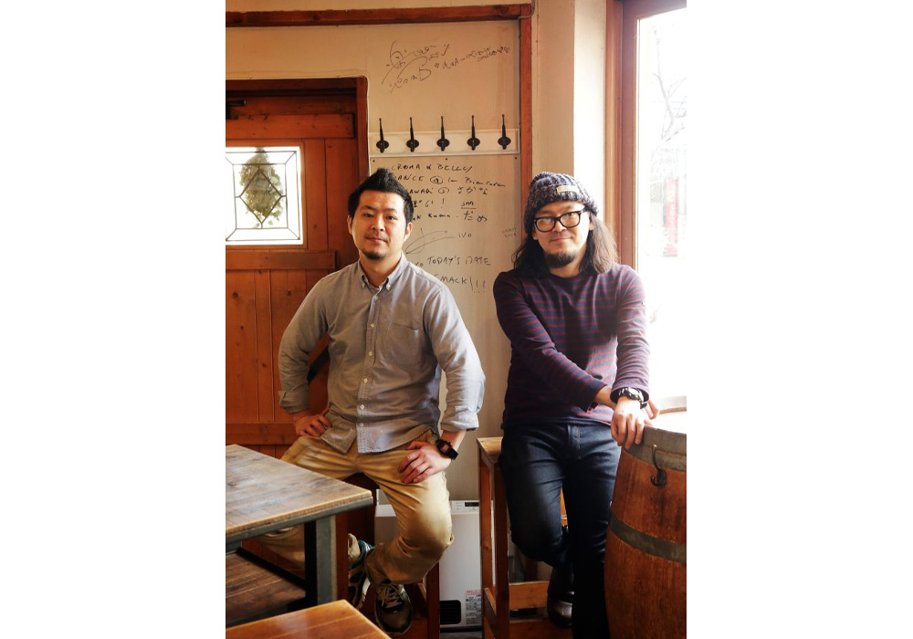 左が料理担当の飯野究さん。右が店主の小平尚典さん