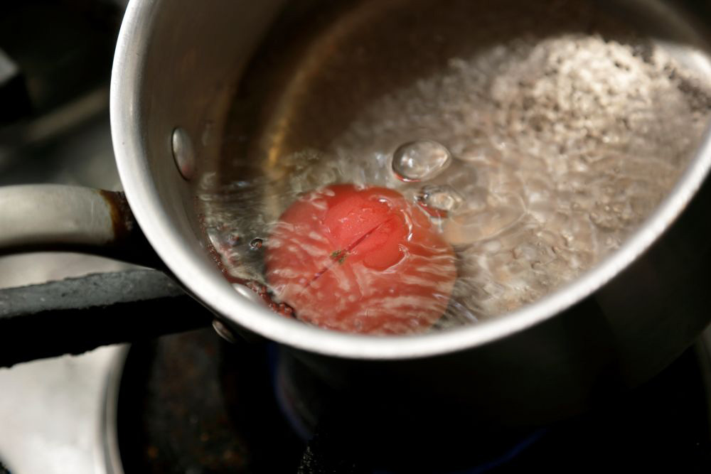 ［２］熱湯にくぐらせる