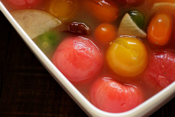 漬け汁ごと冷製スープ感覚で食べて元気に「色々トマトの水キムチ」