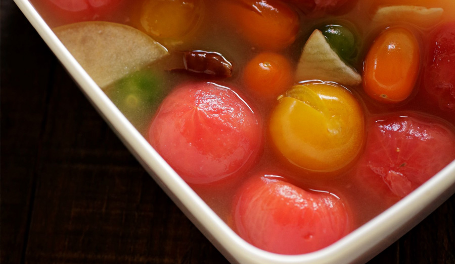 漬け汁ごと冷製スープ感覚で食べて元気に「色々トマトの水キムチ」