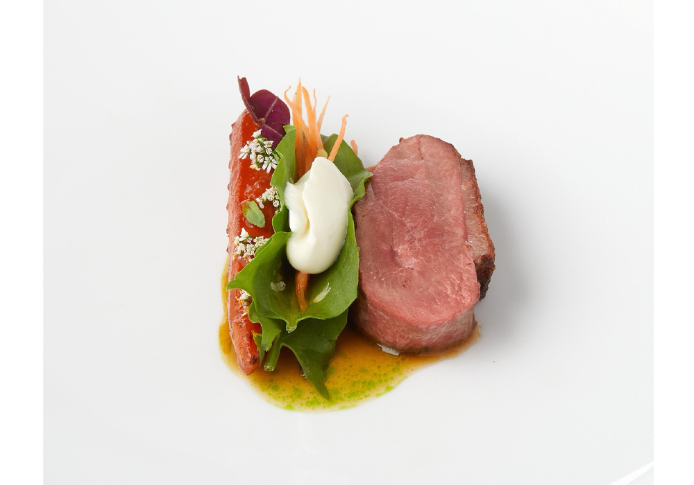シャラン産鴨胸肉、クミン風味のキャロットグラッセ、ソレルリーフのサラダ、ヤングガーリックのクリーム
