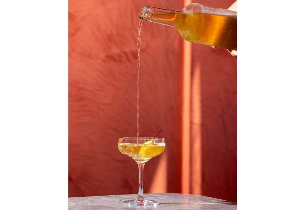 日本酒・焼酎を和食から解放。世界で活躍するバーテンダーコンビが開いた「近所の立ち飲みバー」
