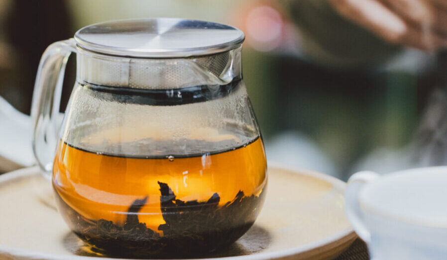 お茶作りの原理原則。「芯水」をいかにきれいに抜くか「和紅茶」