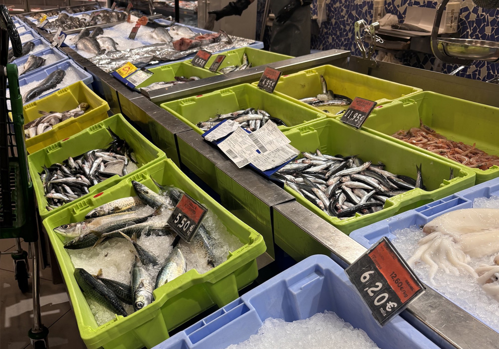 従来の量り売り形式の鮮魚コーナー