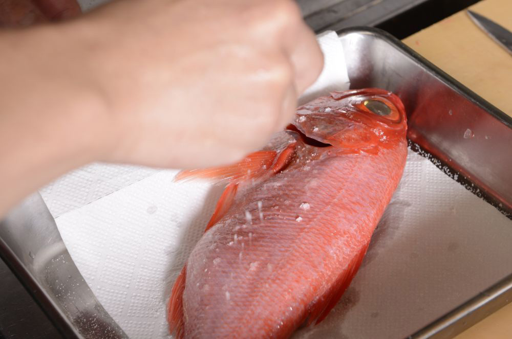 ［２］魚に塩をする