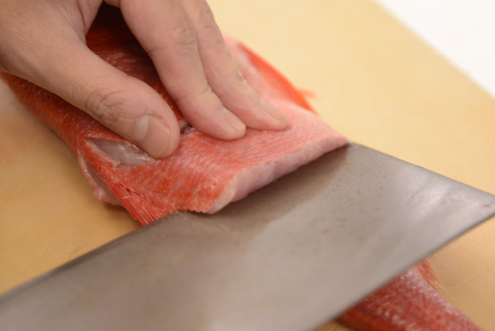［６］魚の表面に包丁を入れる