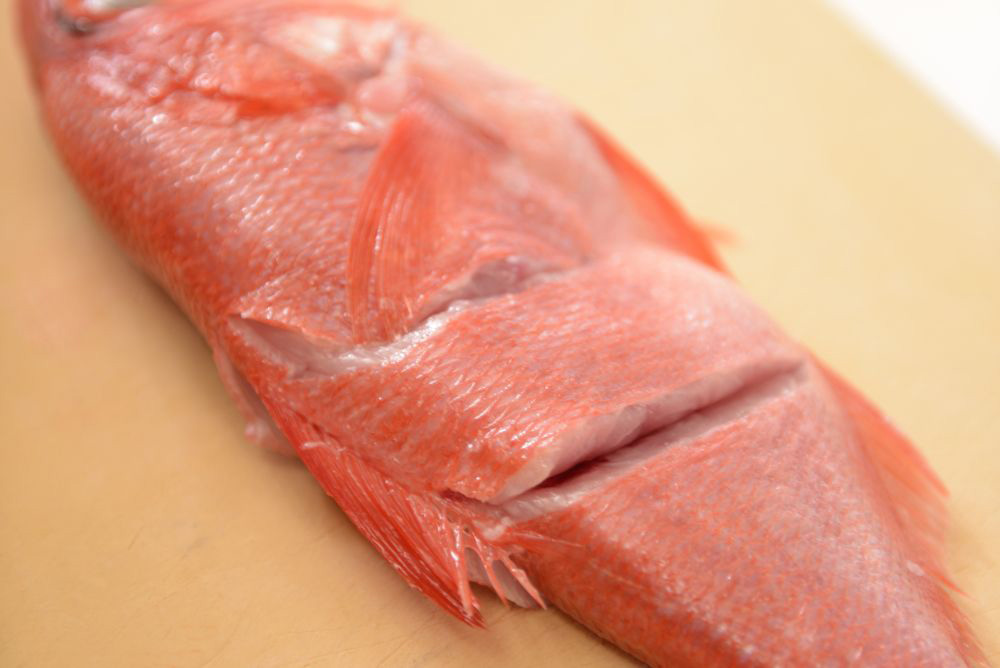 ［６］魚の表面に包丁を入れる