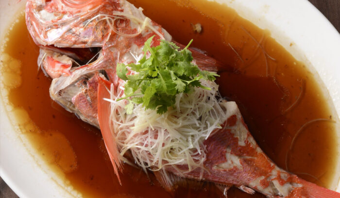 熱々のオイルで魅惑のソースに「清蒸鮮魚」