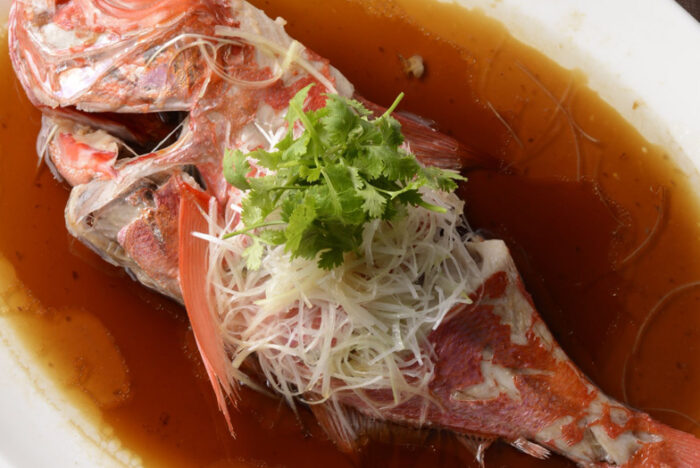 熱々のオイルで魅惑のソースに「清蒸鮮魚」